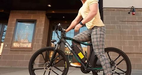 Cycliste sur un vélo à assistance électrique avec batterie visible au niveau du cadre